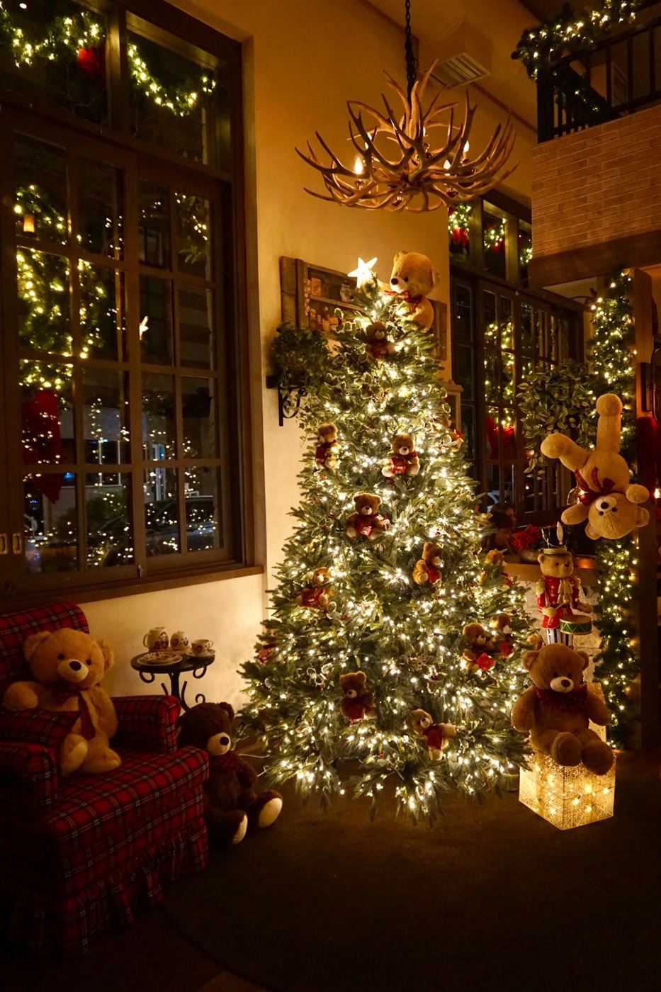 Árvore de Natal com ursinhos e poltrona xadrez