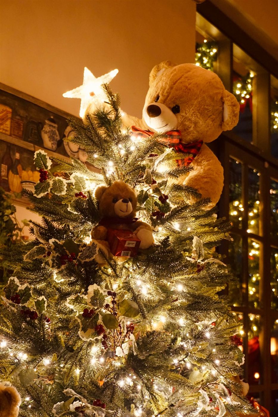 Ursinho no topo da árvore de Natal