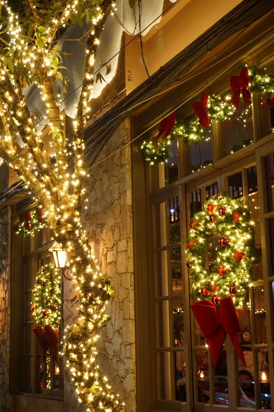 Fachada do Chalezinho Itaim com guirlandas e laços de Natal