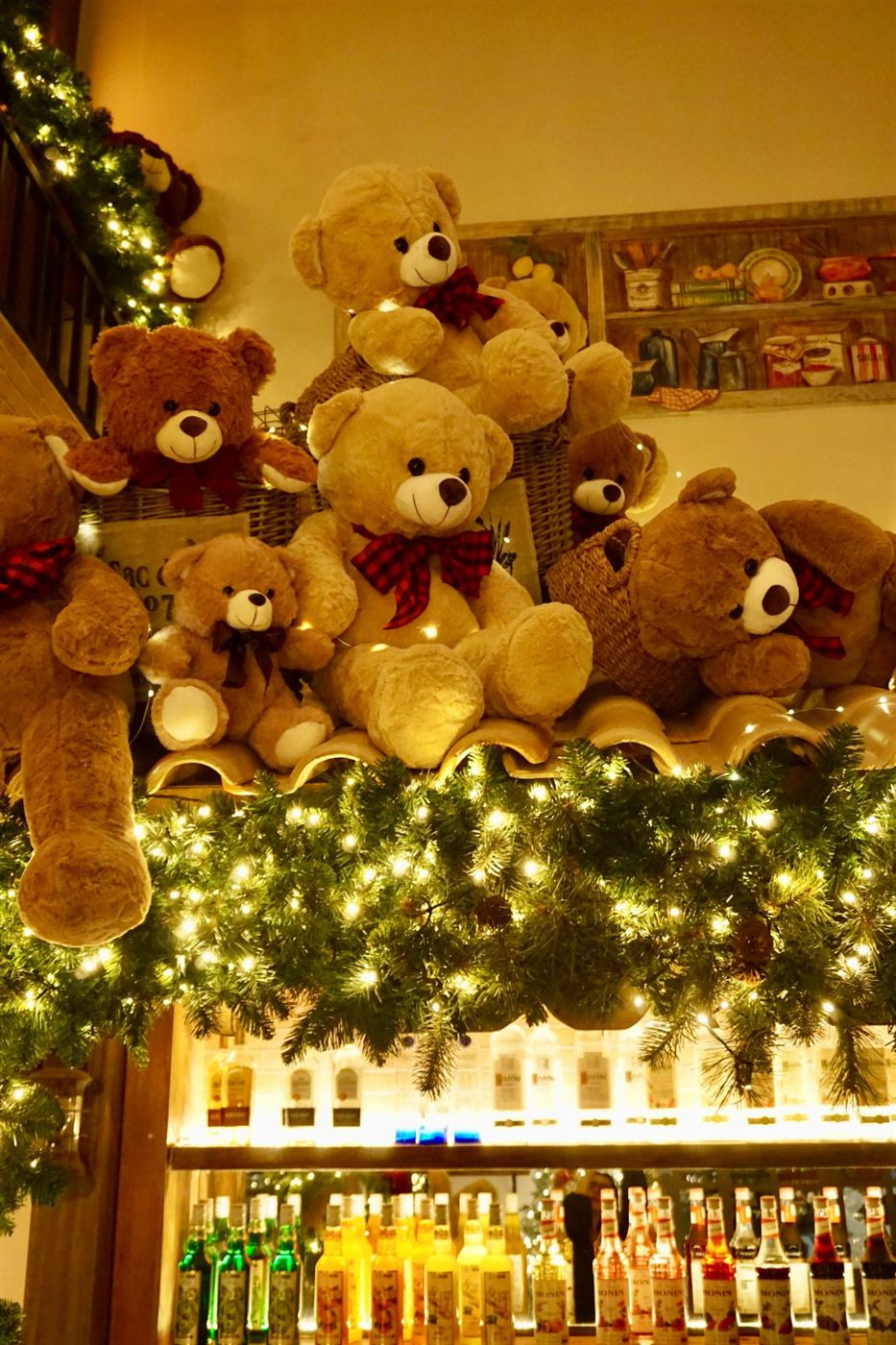 Ursos de pelúcia e luzes de Natal no bar do Chalezinho Itaim