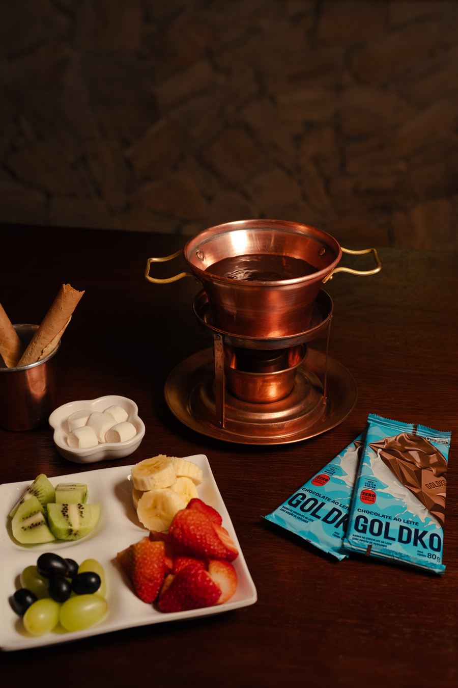 Fondue de chocolate GoldKo com frutas e marshmallow